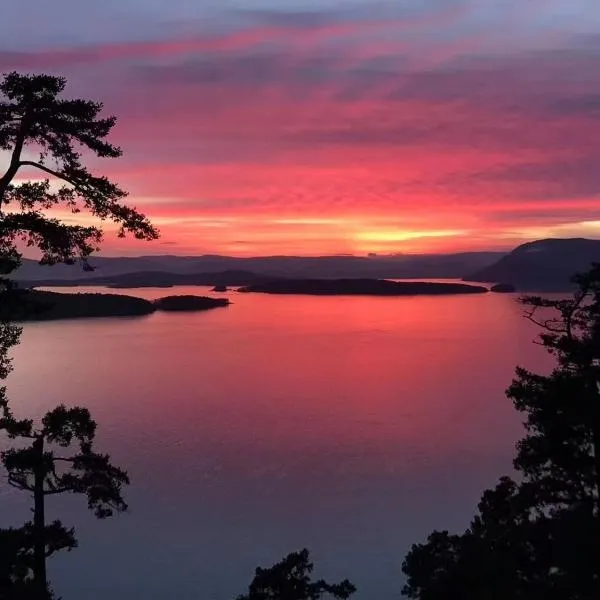 Shangri-La Oceanfront vacation home, hotel v destinaci Pender Island