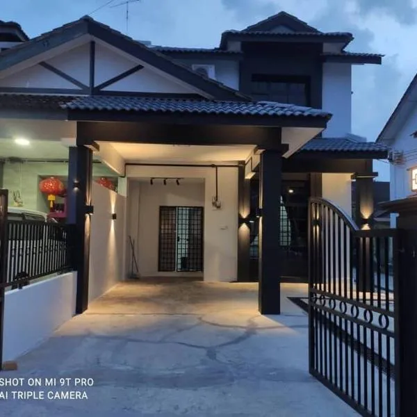 Kampong Sari Baharu에 위치한 호텔 55 homestay 4-bedrooms guesthouse in Bukit Bakri Muar Johor