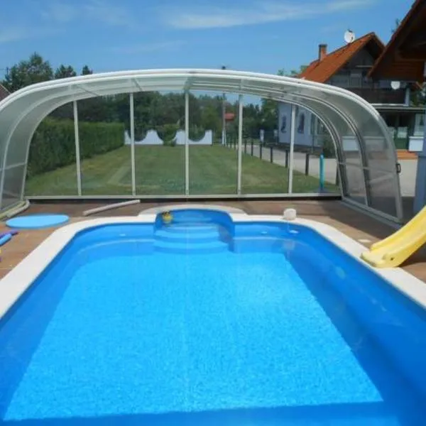 schönes Ferienhaus mit grossen Pool 250 m vom Balaton, hotel v destinácii Balatonmáriafürdő
