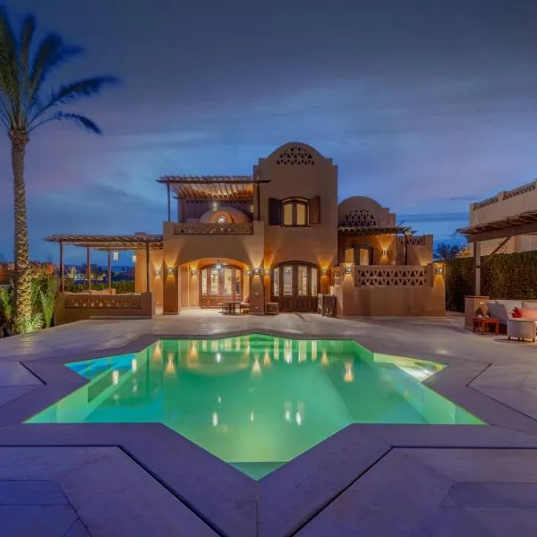Chic 3BR Villa West Golf with Pool, Lagoon View & Guest House, hotel v destinaci Hurghada