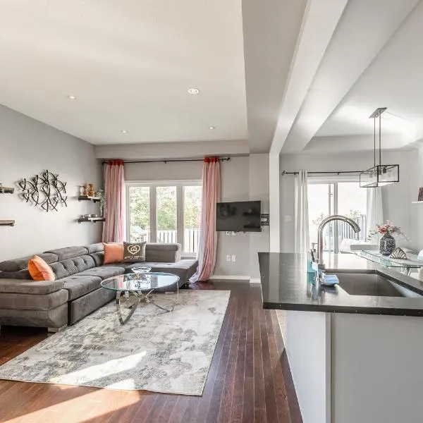 Luxury 3BR 2BA Townhome with Private HOT TUB, Gym, BBQ by GLOBALSTAY, hotel in Hamilton