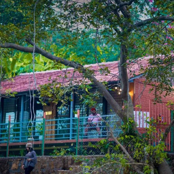 Saveda Farm & Cottages, hotel in Karjat