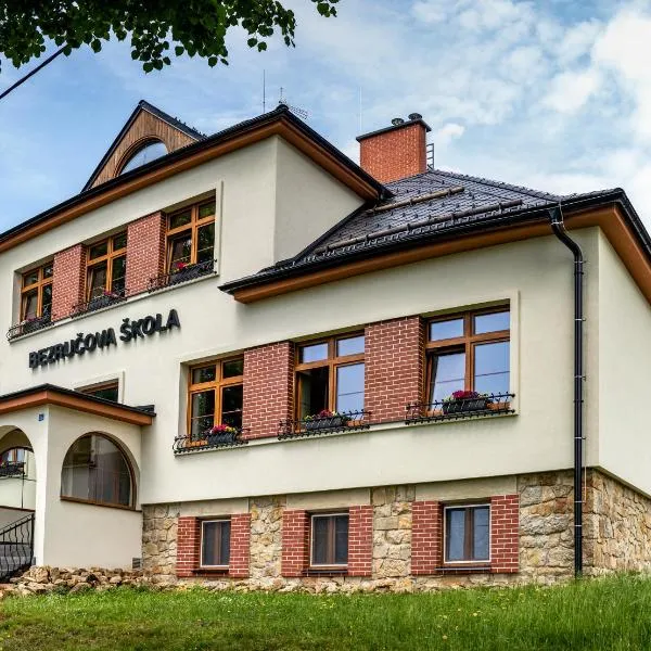 Bezručova škola, hotell sihtkohas Bílá