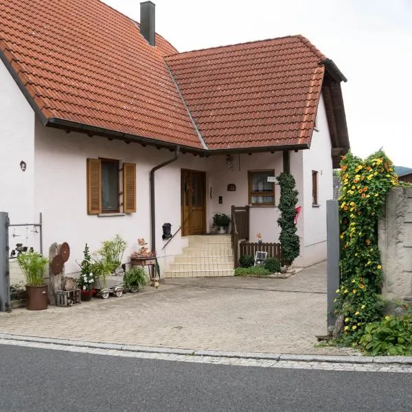 Ferienwohnung am Rathaus, hotel v destinaci Dingolshausen