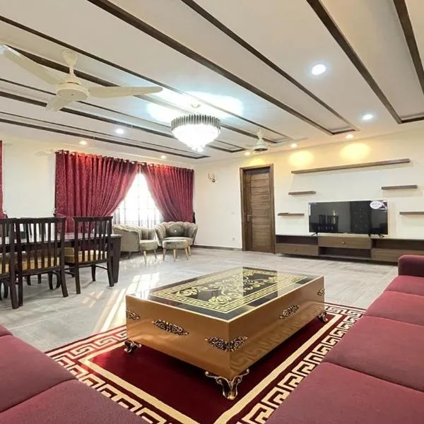 Multazam Heights, DHA Phase 8 - 3 Bedrooms Luxury Apartments, ξενοδοχείο στη Λαχόρη