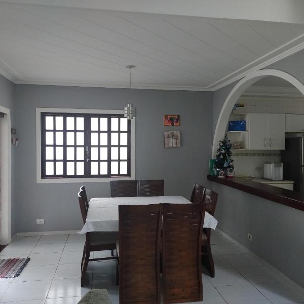 Linda Casa, 3 quartos, acomoda 10 pessoas, há 1,5 km da praia da Enseada