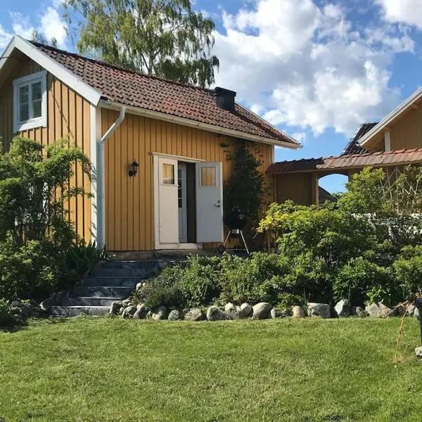 Cozy lodge at horse farm with lake and sauna, hotel v destinaci Hölö