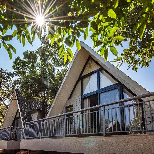 SaffronStays Hillside Harriers, Lonavala - A Frame chalets with bathtub for couples, hotel in Lonavala