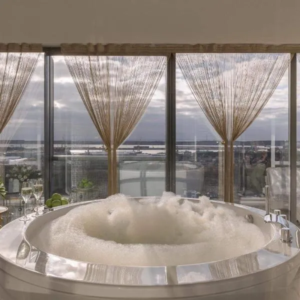 Prestige Jacuzzi Apartment by LIUKSAI, hotel di Klaipėda
