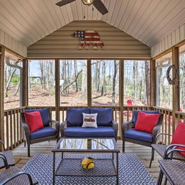 Less than 3 miles to Downtown with firepit, hotel v destinaci Ellijay