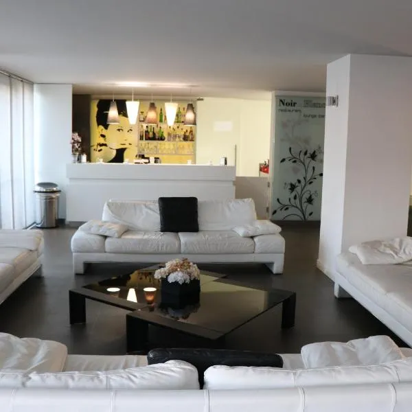 HOTEL QUADRIFOGLIO, hotel v destinaci Pomigliano dʼArco
