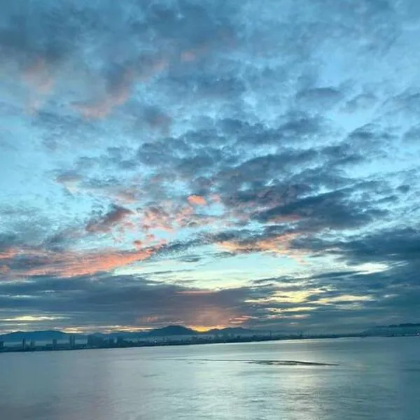 MARITIME SUITE DUPLEX PENANG- PEMANDANGAN LAUT, hotel in George Town
