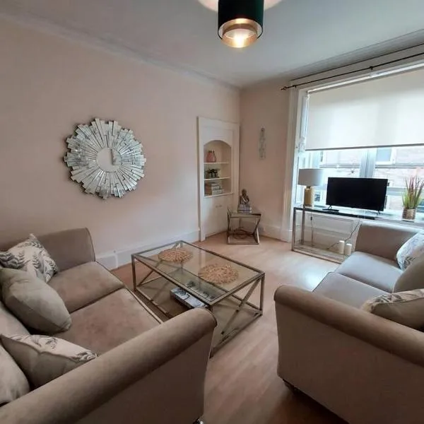 Lovely 2 bedroom apartment in the centre of Hawick, hotel sa Hawick