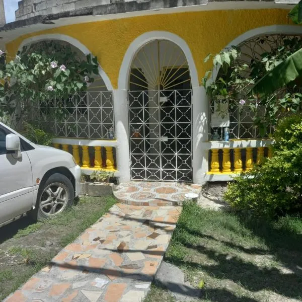 Fay Guest House, hotel v Negrilu