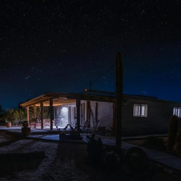 Flying Point Homestead, отель в городе Туэнтинайн-Палмс