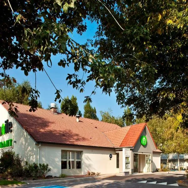 Campanile Valenciennes - Petite-Forêt: Petite-Forêt şehrinde bir otel