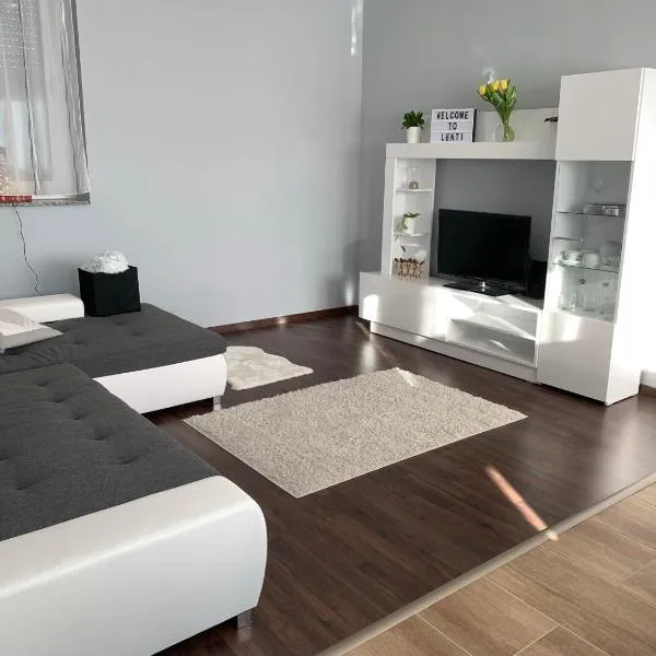 Modern two bedroom flat with balcony, hotel in Szécsisziget