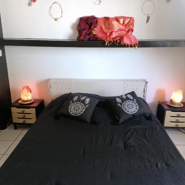 Jolie chambre climatisée avec balcon chez l'habitant, ξενοδοχείο στο Saint-Pierre
