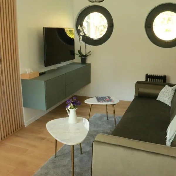 Studio très cosy - indépendant dans une péniche - Paris 16, hotel en Puteaux