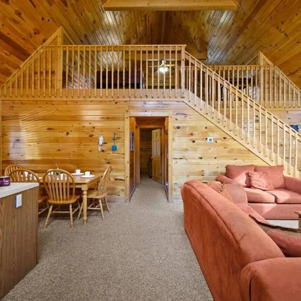 Beautiful 2 Bed Cabin with Hot Tub and Resort Pool、セバービルのホテル