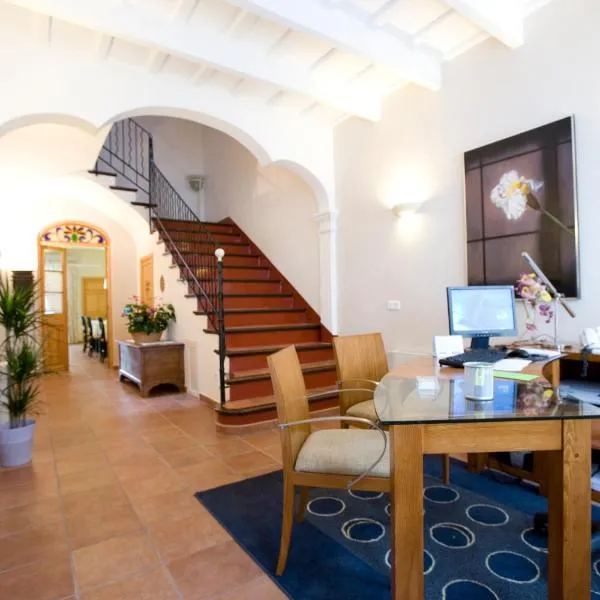 Hotel Es Mercadal, hotel v destinaci Es Mercadal