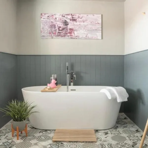 Luxury Cottage Nestled in the Heart of Pickering - Pet Friendly, hotel in Pickering
