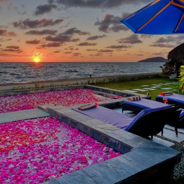 Luxury Sakina Villa - Beachfront: Dzamandzar şehrinde bir otel