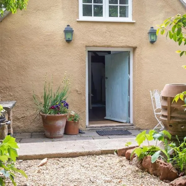 Loft Apartment nr Bath & Bristol with hot tub, hotel in Bristol