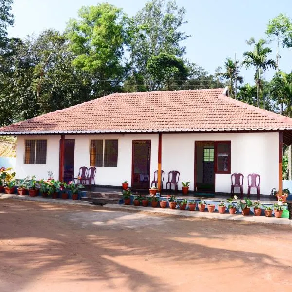 BlueMoon Homestay - Near to falls & Trekking, hotel v destinaci Sakleshpur