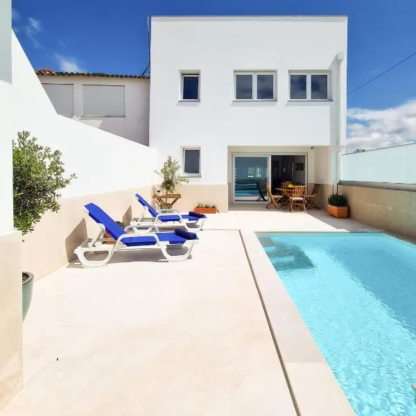 Moderne Villa mit spektakulärem Meerblick und Pool, hotel in Paredes da Vitória