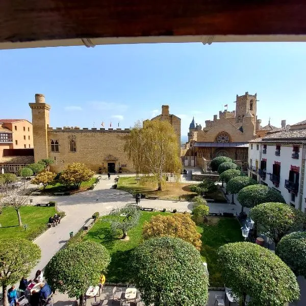 Apartamentos La Atalaya, hotel v mestu Olite