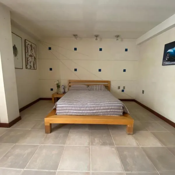 Cuarto con baño compartido, casa centro, hôtel à Tarija