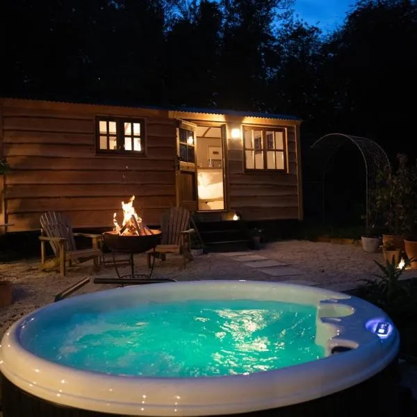 Luxury, rural Shepherds Hut with hot tub nr Bath, hotel v destinaci Bristol