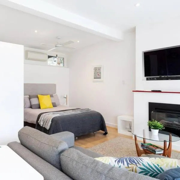 Modern Stylish Self-contained Studio Apartment, hotel em Burnside