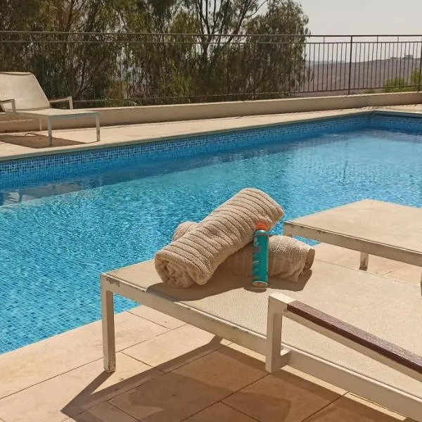 Accommodation at Miss Daisy - להתארח אצל מיס דייזי, hotel v destinaci Roš Pinna