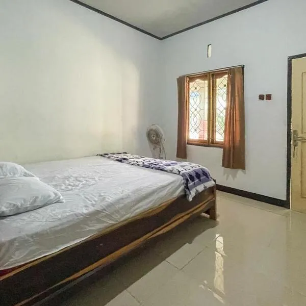 Ekas Beach Guesthouse Mitra RedDoorz, hotel in Sunut