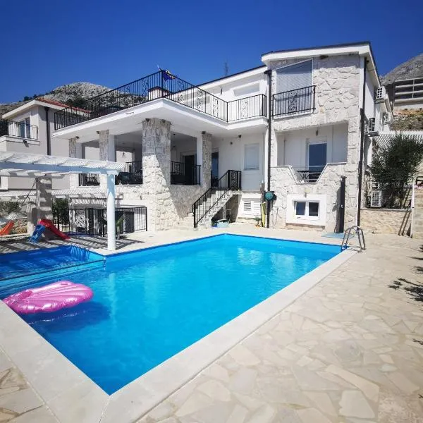 Villa Bosna Near Dubrovnik very beautiful Villa entirely privatized swimming pool, jacuzzi, sauna, billiard, ping-pong, hotell i Ivanica