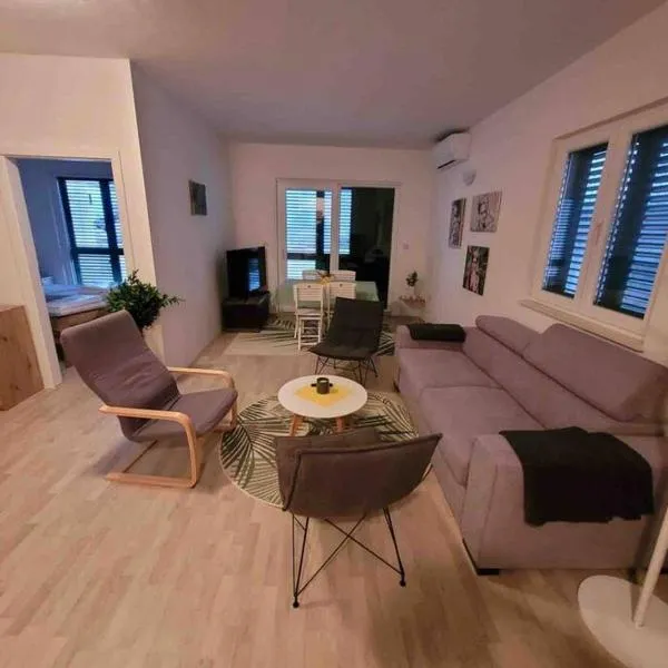 2 bedroom apartment on the coast of the Adriatic! Watermelon Marina, hotel di Marina