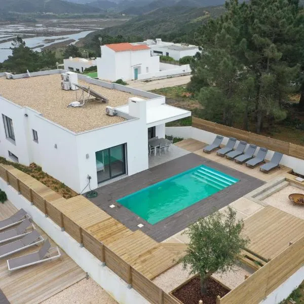 Cairnvillas Villa Flow C40 Luxury Villa with Private Swimming Pool near Beach, ξενοδοχείο σε Aljezur