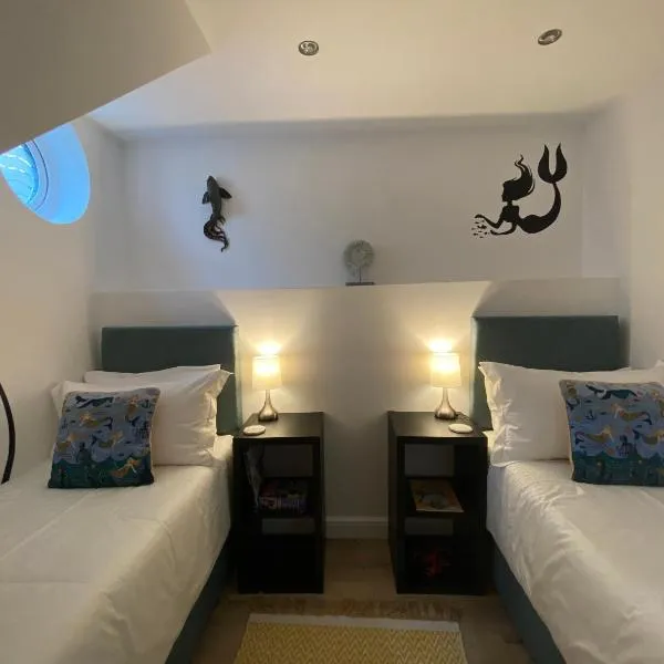 Starboard Side Brixham - Ideal seaside getaway with parking, ξενοδοχείο σε Brixham