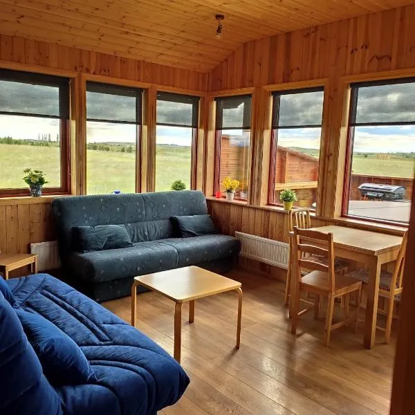 Bright and Peaceful Cabin with Views & Hot Tub، فندق في Brjansstadir