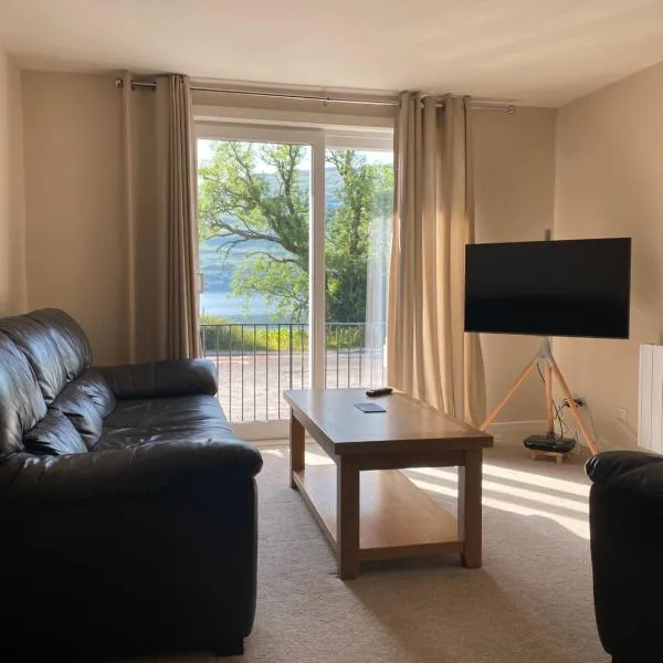 Borrodale, one bedroom apartment with balcony and loch view., hotel v destinaci Fort William