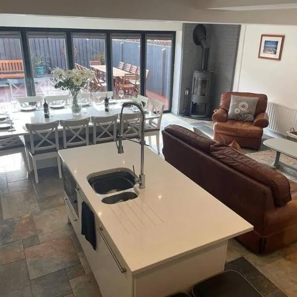 Luxury Portrush Holiday Homes - The Glynn, Portrush Sleeps 12 - 5 bedrooms, Hotel in Portrush