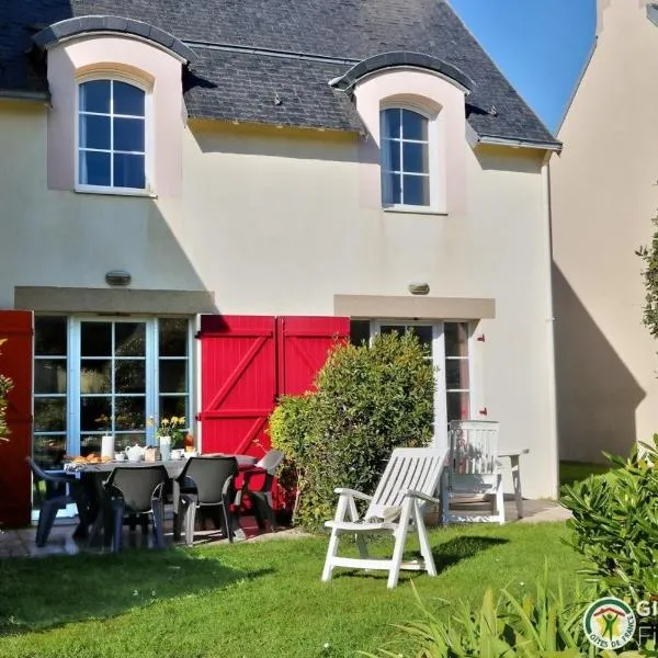 LocaLise - Maison E4 au Guilvinec - A 20m de la mer avec jardin et piscine - Tout à pied, plages, port, centre, commerces, marché - Wifi inclus - Linge de lit inclus - Animaux bienvenus, hotel in Le Guilvinec