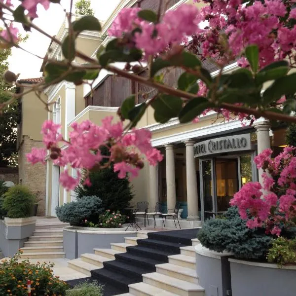 Hotel Cristallo, hotel in Godega di SantʼUrbano