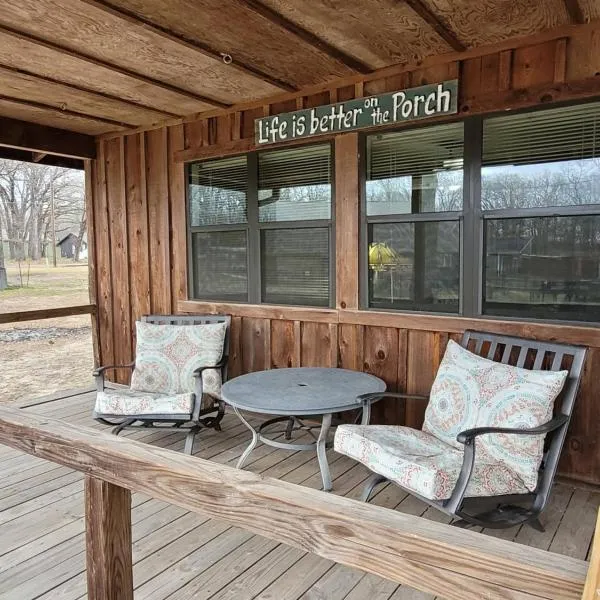 The Cedar Porch, отель в городе Ган-Баррель-Сити