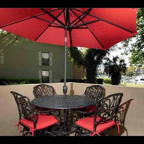 In the Heart of Harbour Town 2BR 2BA Pool Access Close to Beach, hotel in Hilton Head Island
