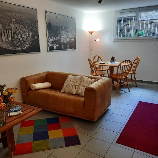 #10ilnumeroperfetto, independent entrance, private parking & garten, hotel v destinaci Morbio Inferiore