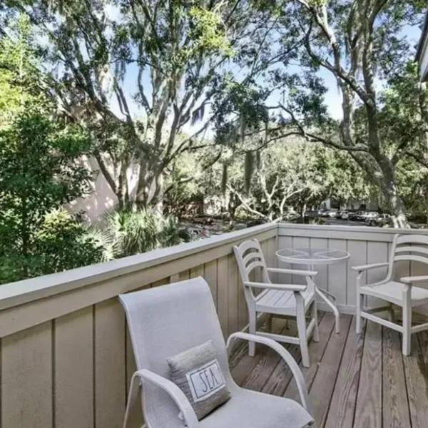 힐튼 헤드 아일랜드에 위치한 호텔 New Pics! Harbour Town 3BR/3BA - Pool Access - Book Now