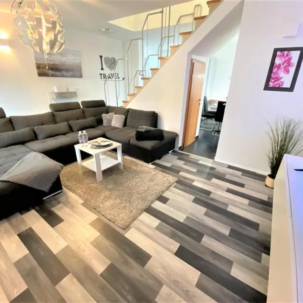 LUXUS Wohnung auf 2 Etagen 3BR! +NETFLIX +HIGH-END Ausstattung, hótel í Ližnjan